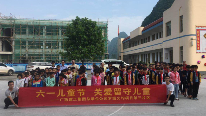 3與八聯(lián)小學(xué)的學(xué)生們合影留念。馬國(guó)敏 攝700.png