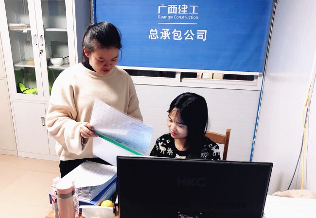 內(nèi)業(yè)工作組加班加點力行“當(dāng)日事當(dāng)日畢”。黃俊涵 攝.jpg