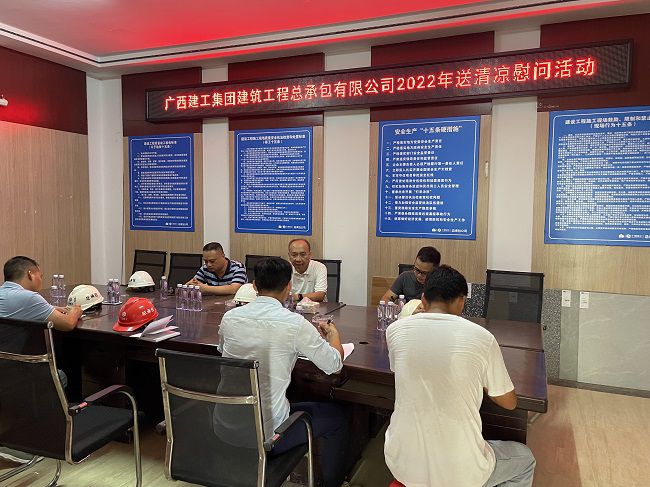 （修圖）座談會(huì)現(xiàn)場(chǎng)。容芝雅 攝.jpg